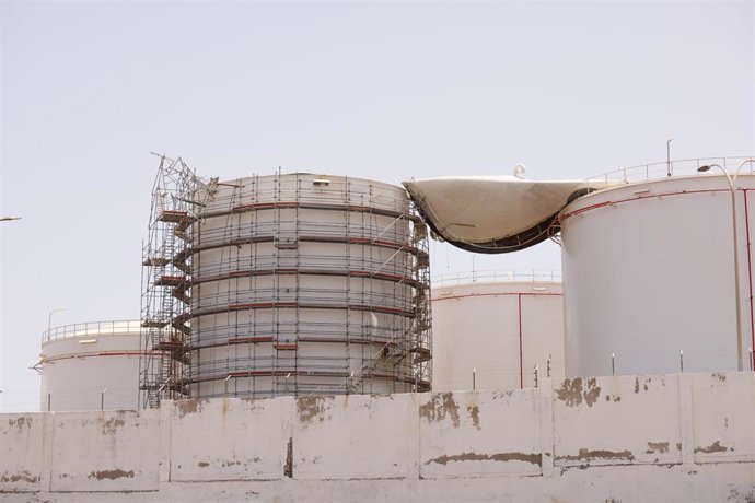 Exterior de un tanque de combustible tras su explosión, en el polígono industrial de Salinetas, a 5 de agosto de 2026, en Telde, Gran Canaria, Islas Canarias (España). 