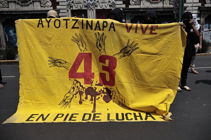 Archivo - Concentración en Ciudad de México en recuerdo de los 43 normalistas de Ayotzinapa desaparecidos.