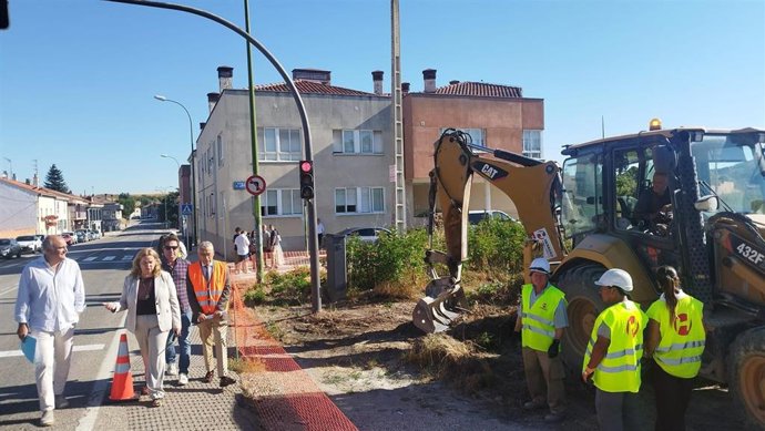 Ayaka y saiz en la visita a las obras de la senda peatonal  y ciclista de Villatoro.
