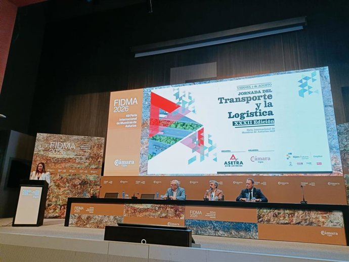 El presidente de Asetra, Ovidio de la Roza (izda en la mesa), asiste al Día del Transporte, en el marco de la 69 Feria Internacional de Muestras de Asturias (Fidma), que se celebra en el recinto ferial gijonés 'Luis Adaro'.