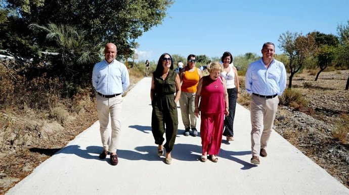 El presidente de la Diputación de Almería, José Antonio García Alcaina, junto a representantes institucionales durante la visita al Camino de los Chopos.