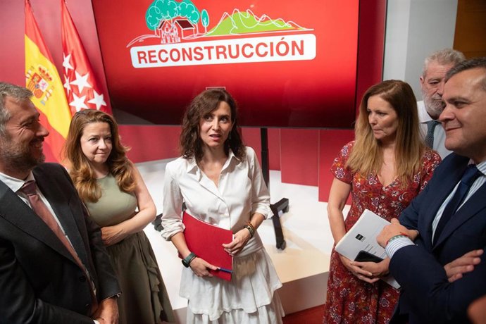 La presidenta de la Comunidad de Madrid, Isabel Díaz Ayuso (c), acompañada del consejero de Presidencia, Justicia y Administración Local, Miguel Ángel García Martín (i), la consejera de Sanidad, Fátima Matute Teresa (2i), la consejera de Familia, Juventud