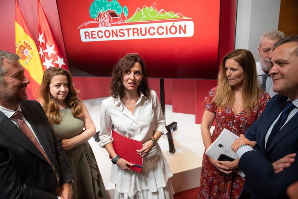La presidenta de la Comunidad de Madrid, Isabel Díaz Ayuso (c), acompañada del consejero de Presidencia, Justicia y Administración Local, Miguel Ángel García Martín (i), la consejera de Sanidad, Fátima Matute Teresa (2i), la consejera de Familia, Juventud