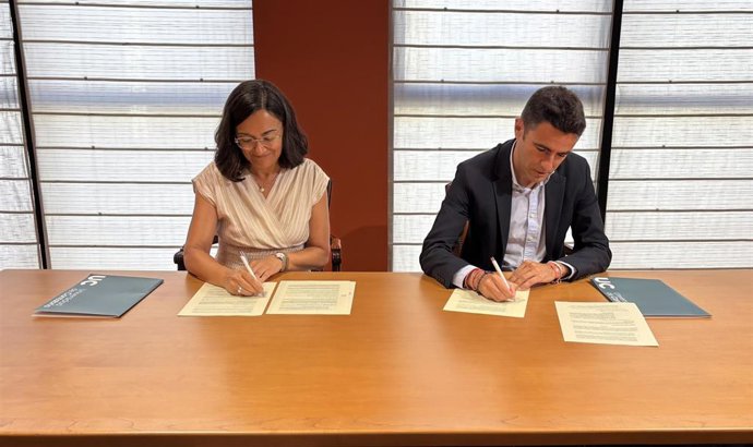 El delegado del Gobierno en Cantabria, Pedro Casares, y la rectora de la Universidad de Cantabria (UC), Conchi López, firman el convenio para crear la Cátedra de Memoria Democrática