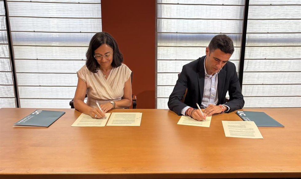El delegado del Gobierno en Cantabria, Pedro Casares, y la rectora de la Universidad de Cantabria (UC), Conchi López, firman el convenio para crear la Cátedra de Memoria Democrática
