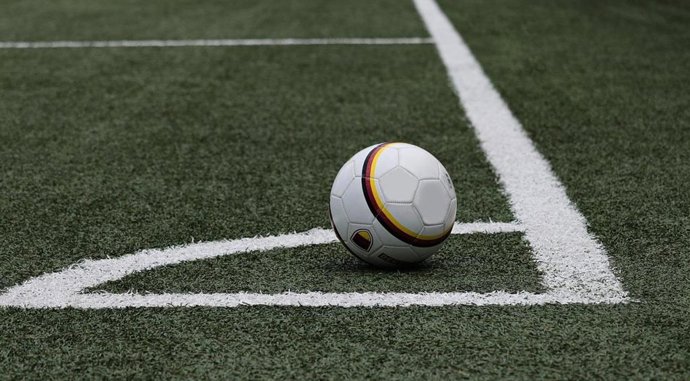 Archivo - Balón en un campo de fútbol.