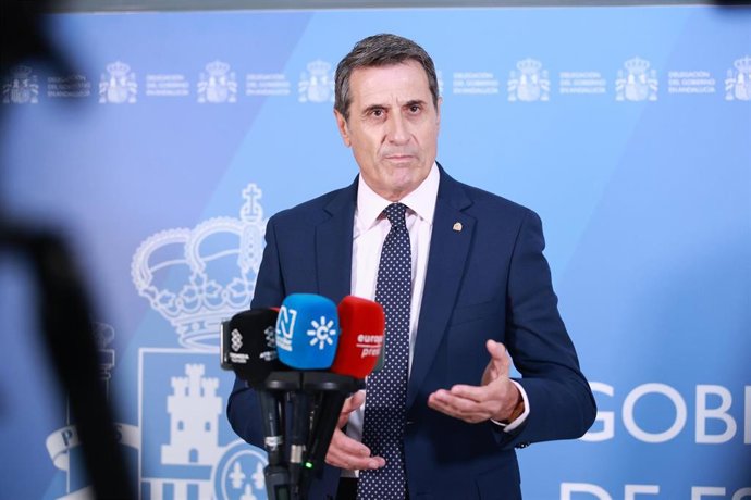 Archivo - El delegado del Gobierno en Andalucía, Pedro Fernández, atienda a los medios en el acto de toma de posesión del nuevo jefe superior de la Policía Nacional de Andalucía Occidental, Jesús María García. A 24 de junio de 2026 en Sevilla (Andalucía, 