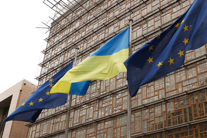 Archivo - Arquivo - Bandeiras da União Europeia e da Ucrânia em frente à sede do Conselho Europeu, em Bruxelas.