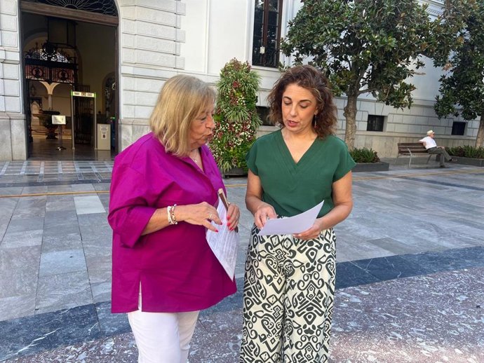 La portavoz del grupo socialista en el Ayuntamiento, Raquel Ruz, y la secretaria de Igualdad de la Ejecutiva Municipal del PSOE de Granada, María José Hernández