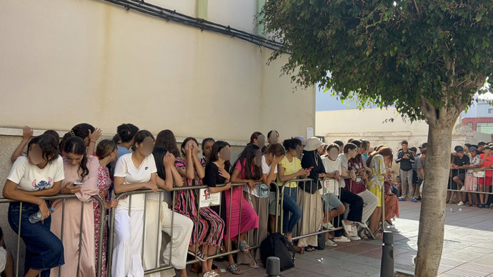 Niños y niñas esperan a las puertas de la Jefatura Superior de Policía de Ceuta para que les registren, a 7 de agosto de 2026, en Ceuta (España).