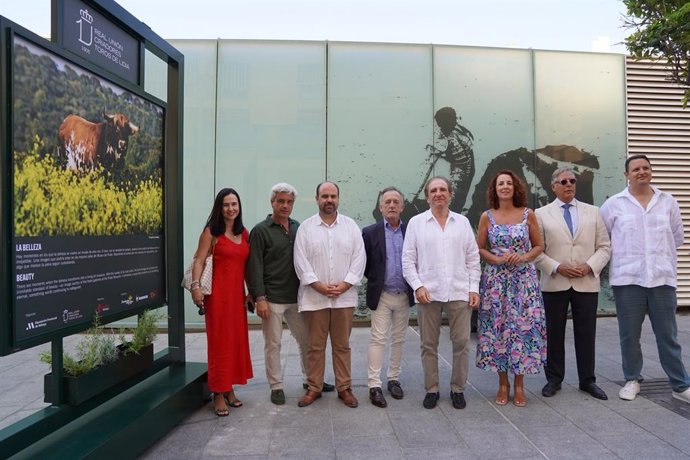 Imagenes de la presentación de la exposición 'Toro Bravo, el guardián de la biodiversidad'