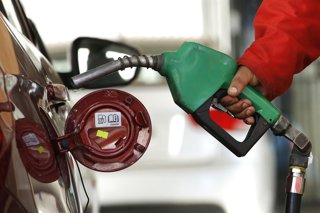 Archivo - Chile.- Gobierno advierte posible alza en el precio de los combustibles