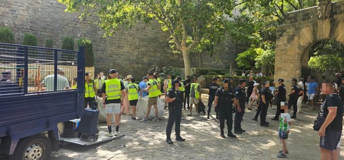 La Policía Local de Palma interviene cerca de 4.000 artículos en dos dispositivos contra la venta ambulante ilegal.