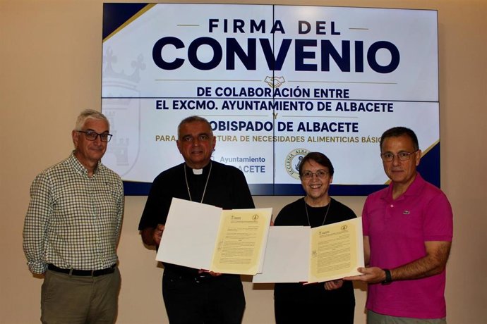 El alcalde de Albacete durante la firma del convenio de colaboración suscrito con el obispo de la Diócesis.