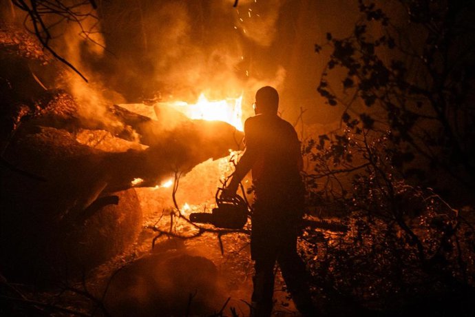 Una persona trabaja en las labores de extinción del incendio forestal en una imagen de archivo. 
