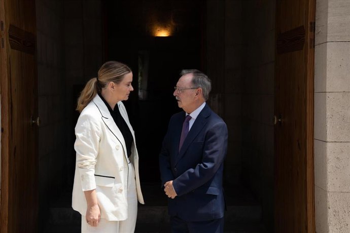La presidenta del Gobierno de las Islas Baleares, Marga Prohens (i), y el presidente de Ceuta, Juan Jesús Vivas (d), durante una reunión en el Consolat de Mar, a 6 de agosto de 2026, en Palma, Islas Baleares (España). 