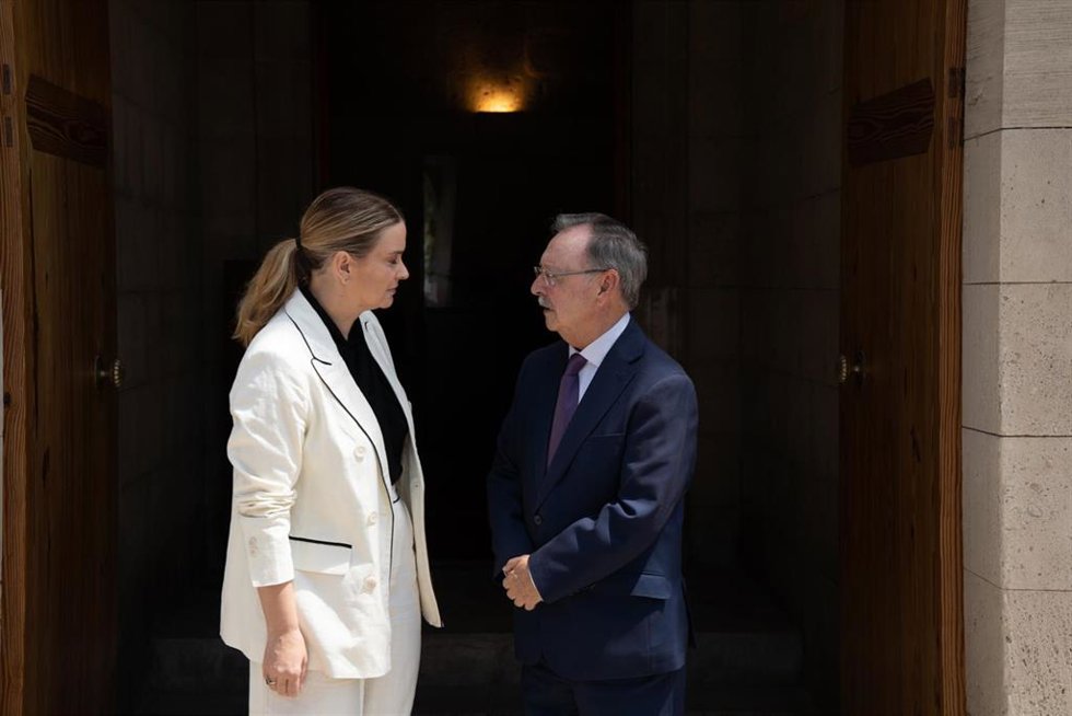 La presidenta del Gobierno de las Islas Baleares, Marga Prohens (i), y el presidente de Ceuta, Juan Jesús Vivas (d), durante una reunión en el Consolat de Mar, a 6 de agosto de 2026, en Palma, Islas Baleares (España). 
