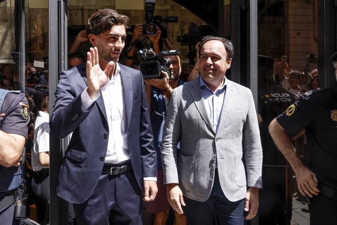 El futbolista Ferran Torres y el 'president' de la Generalitat, Juanfran Pérez Llorca.