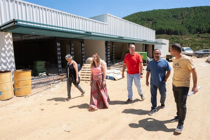 El presidente de la Diputación de Cáceres, Miguel Ángel Morales, visita obras financiadas por la intitución en Las Hurdes.