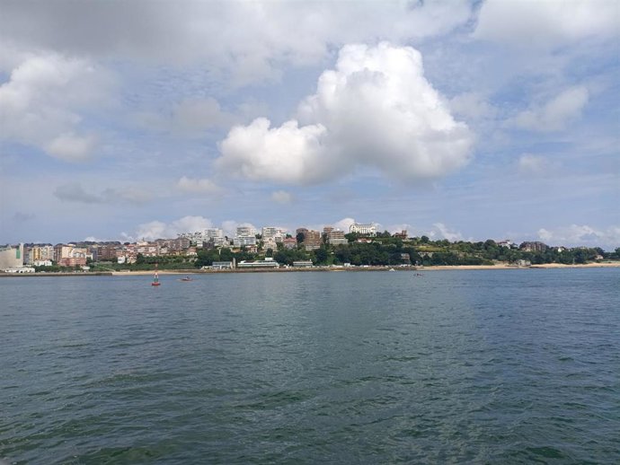 Vista de Santander desde el mar y la Bahía. Nubes. Cielos parcialmente cubiertos