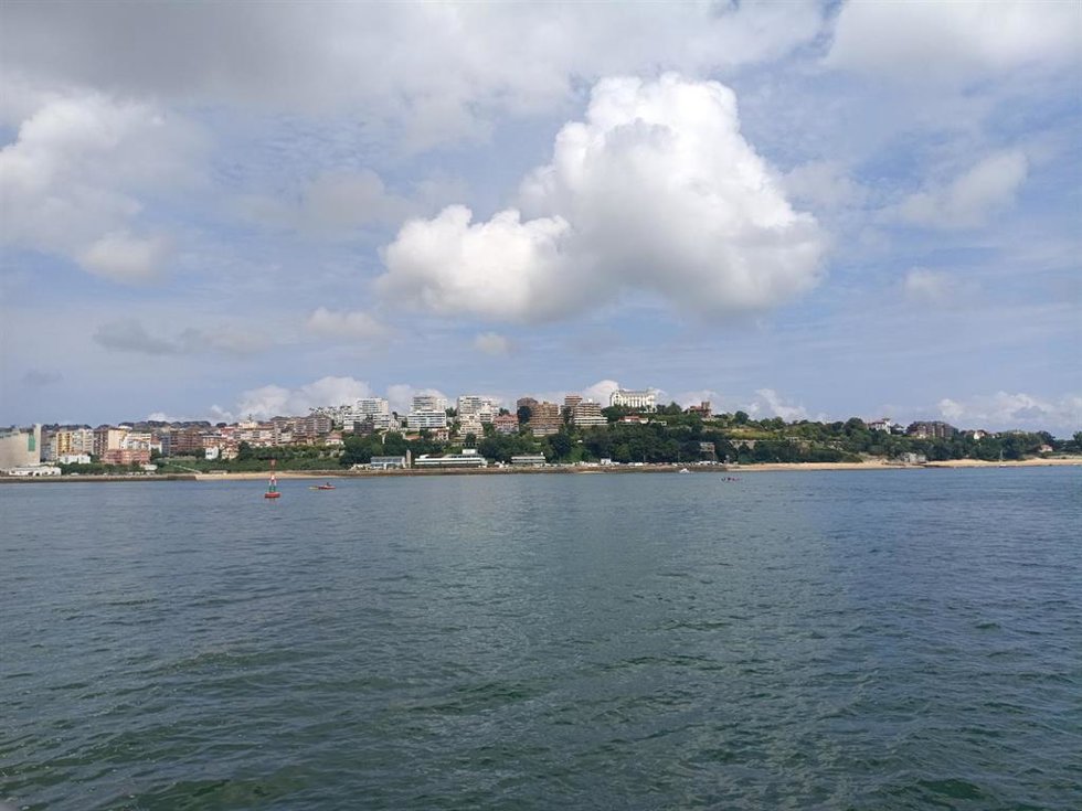 Vista de Santander desde el mar y la Bahía. Nubes. Cielos parcialmente cubiertos