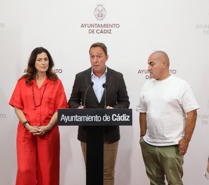 El primer teniente de alcalde del Ayuntamiento de Cádiz, José Manuel Cossi, acompañado del teniente de alcalde delegado de Mantenimiento Urbano, José Carlos Teruel, y de la concejala de Vivienda y Desarrollo Sostenible, Ana Sanjuán,