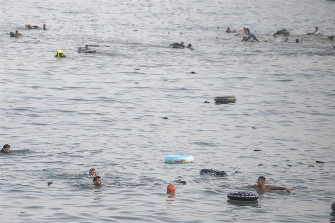 Varios migrantes en el agua tratan de traspasar la frontera entre Ceuta y Marruecos, a 31 de julio de 2026.