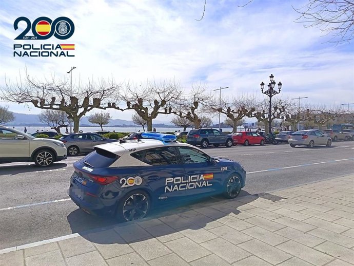 Una patrulla de la Policía Nacional en el Paseo de Pereda, en Santander.