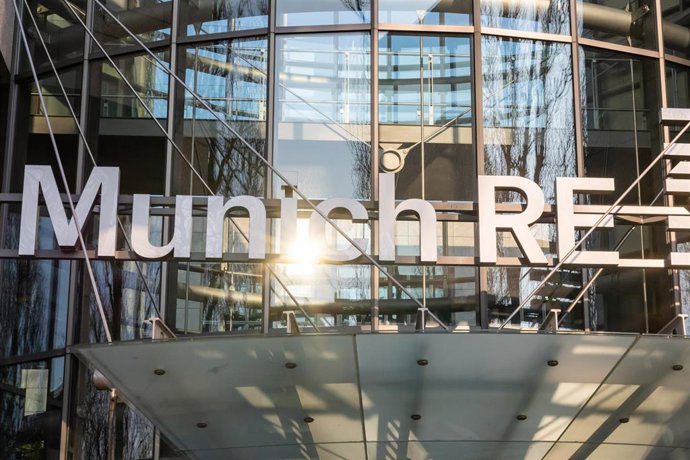 Archivo - FILED - 21 April 2021, Bavaria, Munich: FILE PHOTO - Munich Re logo and lettering at the main entrance of the administration building in Munich's Schwabing district. Photo: Peter Kneffel/dpa.