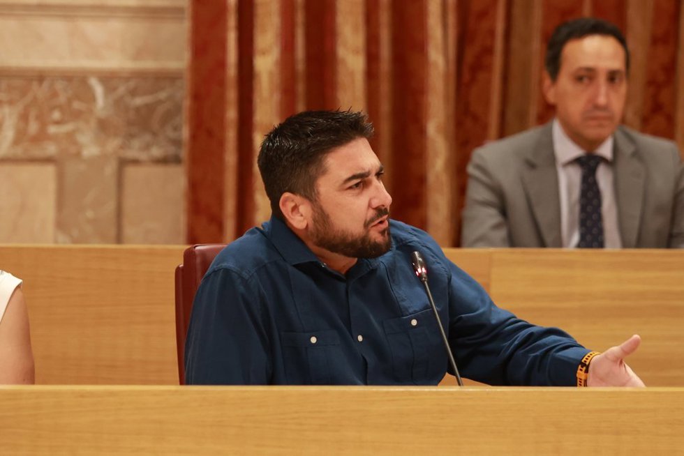 El portavoz adjunto del Grupo Municipal Podemos-Izquierda Unida, Ismael Sánchez, interviene en el Pleno extraordinario para el debate sobre el estado de la ciudad del Ayuntamiento de Sevilla. A 30 de junio de 2026 en Sevilla (Andalucía, España).