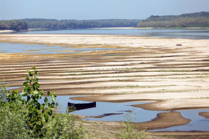 Una fotografía de la sequía en el río Danubio a su paso por Rumanía