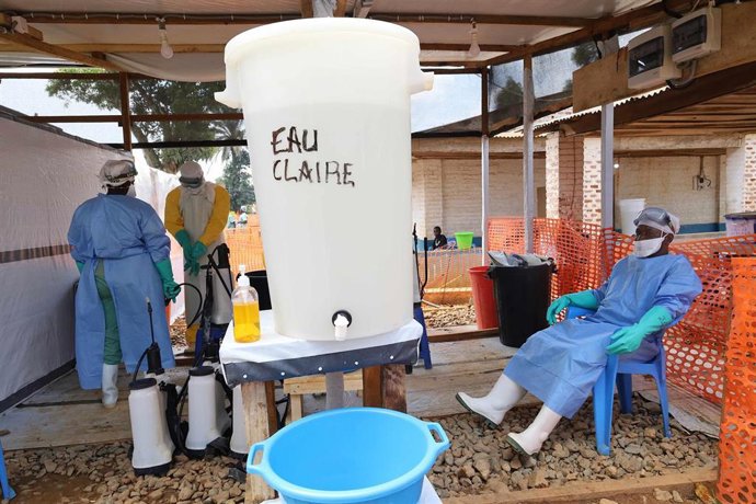 Archivo - Trabajadores sanitarios durante la crisis del ébola en Ituri (RDC)