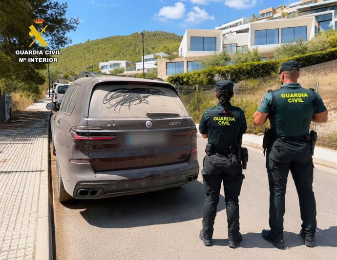 La Guardia Civil detiene a dos personas y recupera en Eivissa cinco vehículos robados en Madrid.