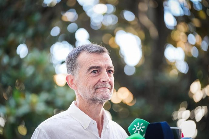 El portavoz del Grupo Parlamentario Por Andalucía, Antonio Maíllo, ofrece una rueda de prensa sobre asuntos de actualidad en el Patio de Prensa del Parlamento de Andalucía. Imagen de archivo.