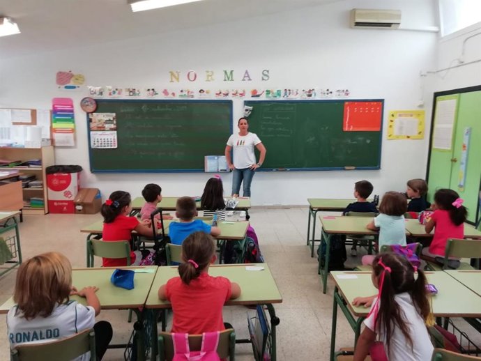 Archivo - Una profesora da clases a alumnos de Primaria en un colegio público.