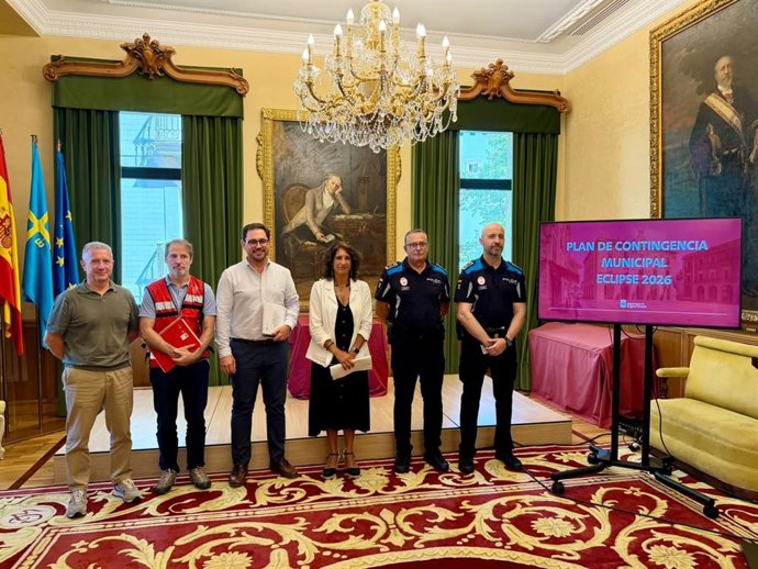 La concejala de Seguridad Ciudadana y Emergencias del Ayuntamiento de Gijón, Nuria Bravo, y el director general de la Alcaldía, Jaime Fernández-Paíno, presentan el dispositivo de seguridad por el eclipse total del 12 de agosto de 2026.