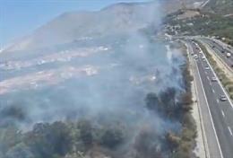 Extinguido el incendio que ha afectado a tres hectáreas en una zona aledaña a la autovía A-44 en Lecrín (Granada).