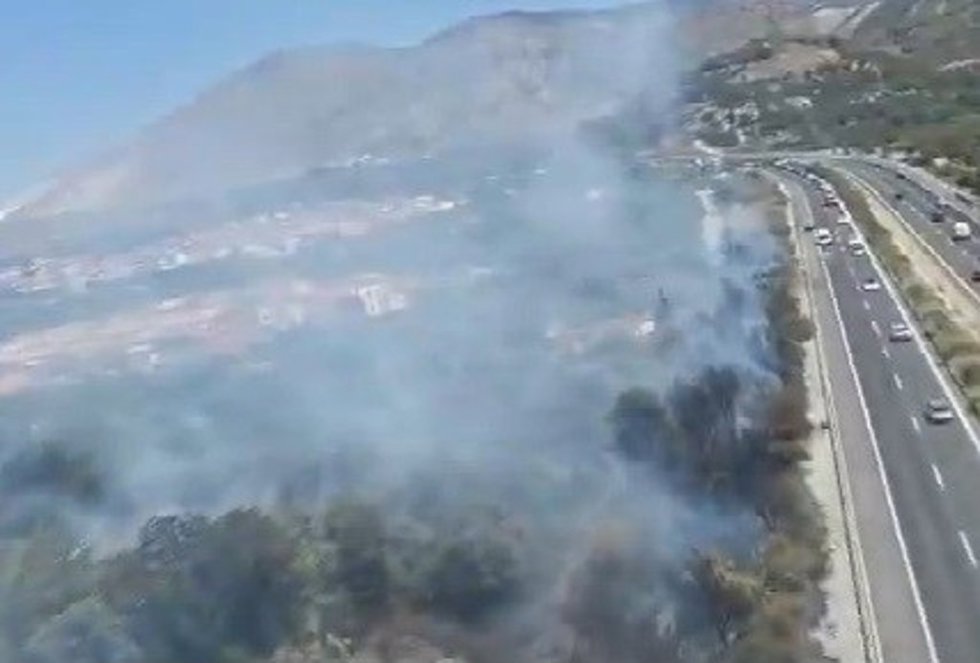Extinguido el incendio que ha afectado a tres hectáreas en una zona aledaña a la autovía A-44 en Lecrín (Granada).