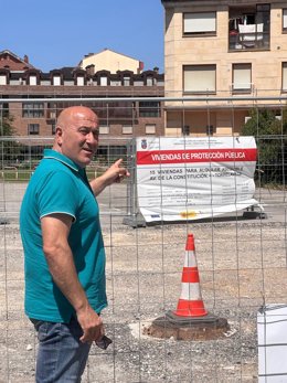 El candidato socialista a la Alcaldía de Torrelavega, Agustín Molleda, en las obras de las viviendas de alquiler asequible en el barrio de El Zapatón.