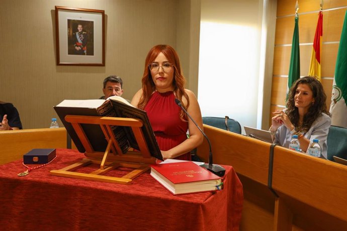 María del Carmen Ruiz durante la toma de posesión de su acta como concejal del Ayuntamiento de El Ejido (Almería).