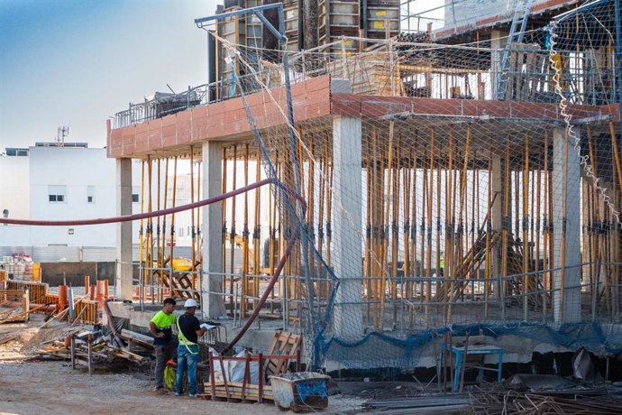 Obras de construcción de la futura sede judicial de Roquetas de Mar (Almería).