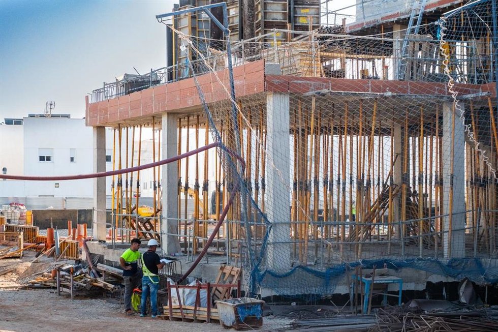 Obras de construcción de la futura sede judicial de Roquetas de Mar (Almería).