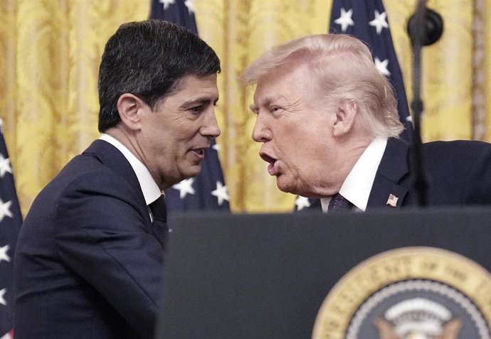 Archivo - Arquivo - 22 de maio de 2026, Washington, Distrito de Columbia, EUA: O presidente dos Estados Unidos, Donald J. Trump, à direita, aperta a mão de Kevin Warsh, presidente do Conselho de Governadores do Sistema da Reserva Federal, após Warsh ter p
