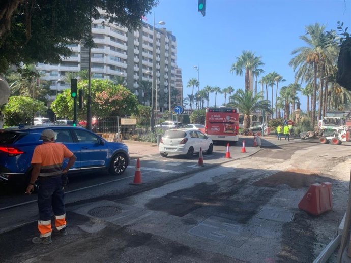 Trabajos de fresado en la avenida Federico García Lorca de Almería.