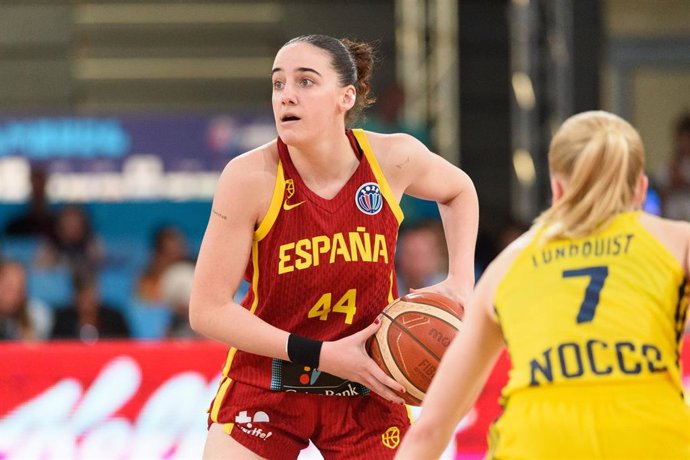 Archivo - La jugadora española Iyana Martín en el partido contra Suecia en la fase de grupos del Eurobasket 2025.
