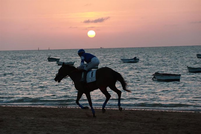 Archivo - Uno de los jinetes participantes en las Carreras de Caballos de Sanlúcar de Barrameda. 