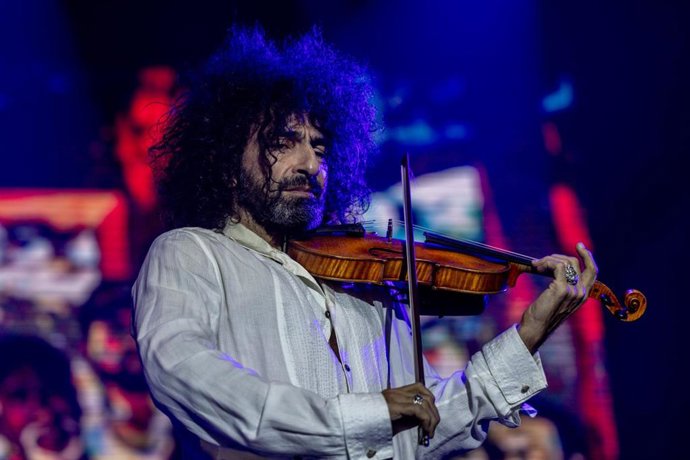 Archivo - El violinista Ara Malikian actúa durante el concierto homenaje a Pablo Milanés, 'Eternamente Pablo', en el Movistar Arena, a 12 de febrero de 2025, en Madrid (España). 
