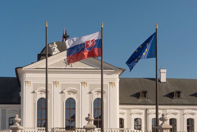 Archivo - Banderas europea y eslovaca en Bratislava, capital de Eslovaquia
