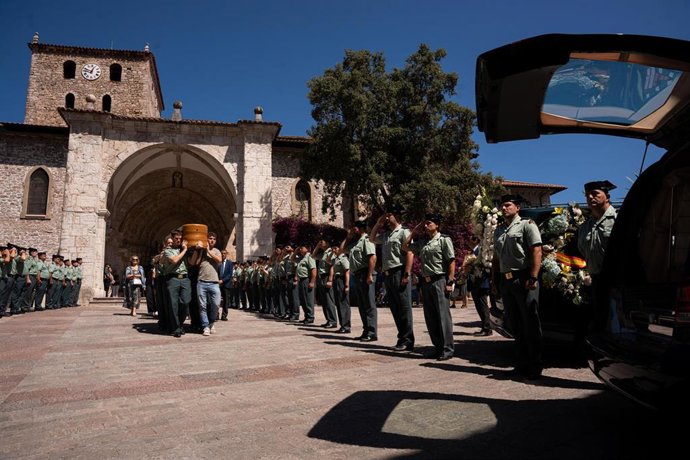 Agentes de la Guardia Civil despiden a la agente asesinada en Llanes.
