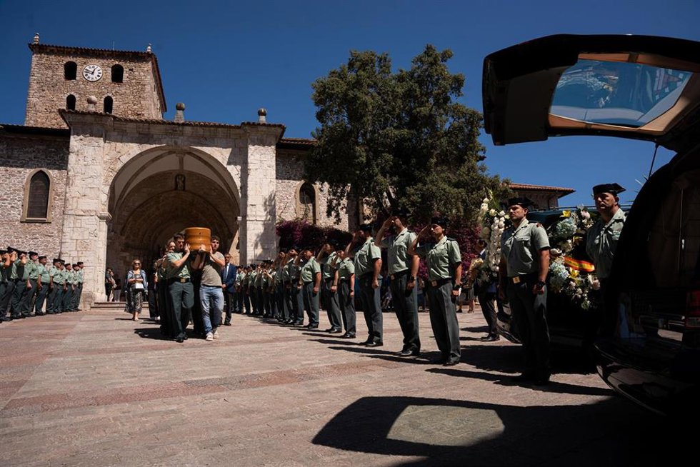 Agentes de la Guardia Civil despiden a la agente asesinada en Llanes.